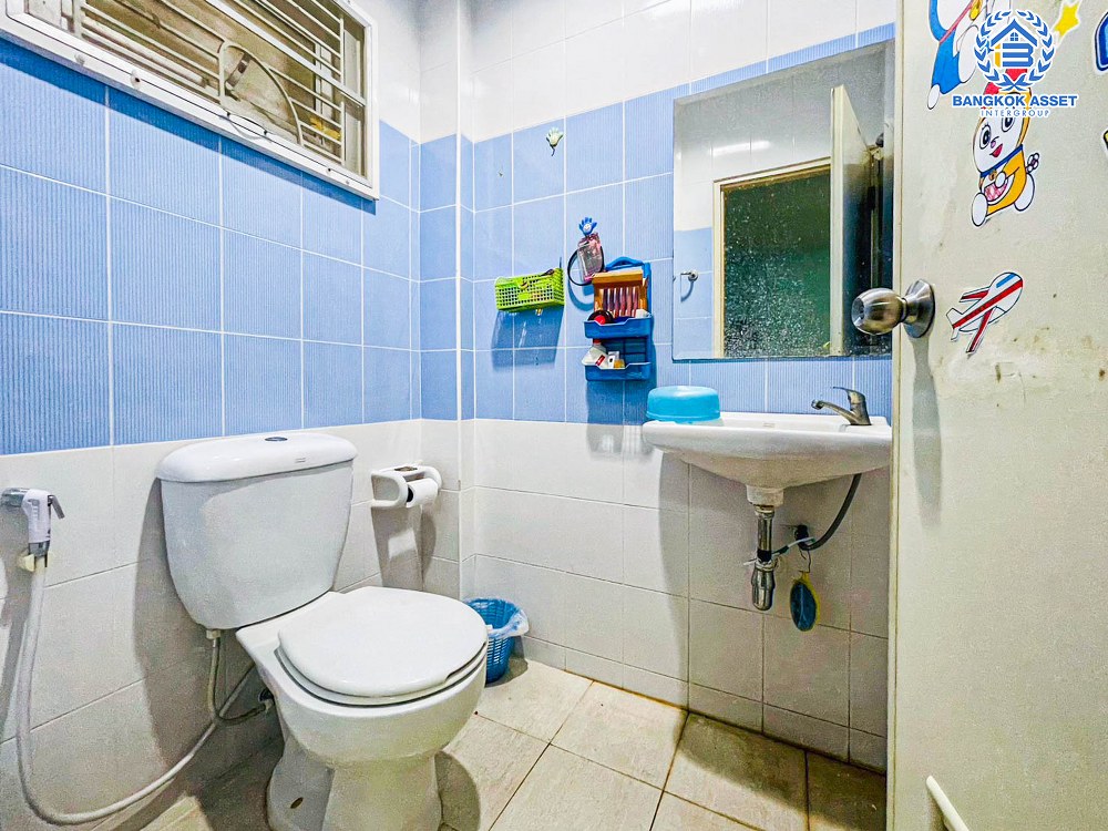 *****ทาวน์เฮ้าส์มือสองนนทบุรี หมู่บ้าน สิรภัทร4 รัตนาธิเบศร์ เนื้อที่กว้างถึง 27 ตร.ว. ฟังก์ชัน 3 ห้องนอน 2 ห้องน้ำ 2 ที่จอดรถ บนทำเลโซนเมือง ใกล้รถไฟฟ้าสายสีม่วง "สถานีไทรม้า" และทางด่วน "งามวงศ์วาน" ราคาถูกสุดในย่านนี้!