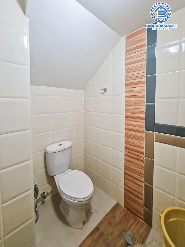 *****ทาวน์เฮ้าส์มือสอง โครงการ โกลเด้นทาวน์2 สุขสวัสดิ์ เนื้อที่กว้าง 21.20 ตร.ว. ฟังก์ชัน 4 ห้องนอน 3 ห้องน้ำ 2 ที่จอดรถ บนทำเลเดินทางสะดวก เชื่อมต่อถนนพุทธบูชา ถนนเลียบใต้ทางด่วน ถนนจอมทอง ใกล้รถไฟฟ้าสายสีม่วง "สถานีบางประกอก" และจุดขึ้นทางพิเศษเฉลิมมหานคร