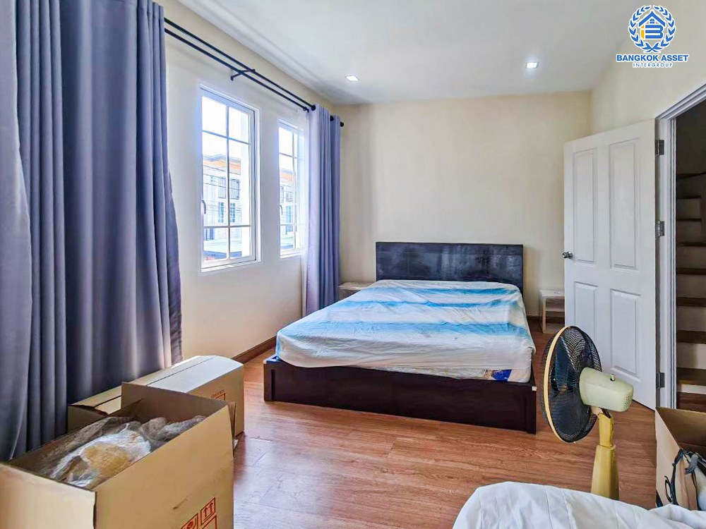 *****ทาวน์เฮ้าส์มือสอง โครงการ โกลเด้นทาวน์2 สุขสวัสดิ์ เนื้อที่กว้าง 21.20 ตร.ว. ฟังก์ชัน 4 ห้องนอน 3 ห้องน้ำ 2 ที่จอดรถ บนทำเลเดินทางสะดวก เชื่อมต่อถนนพุทธบูชา ถนนเลียบใต้ทางด่วน ถนนจอมทอง ใกล้รถไฟฟ้าสายสีม่วง "สถานีบางประกอก" และจุดขึ้นทางพิเศษเฉลิมมหานคร