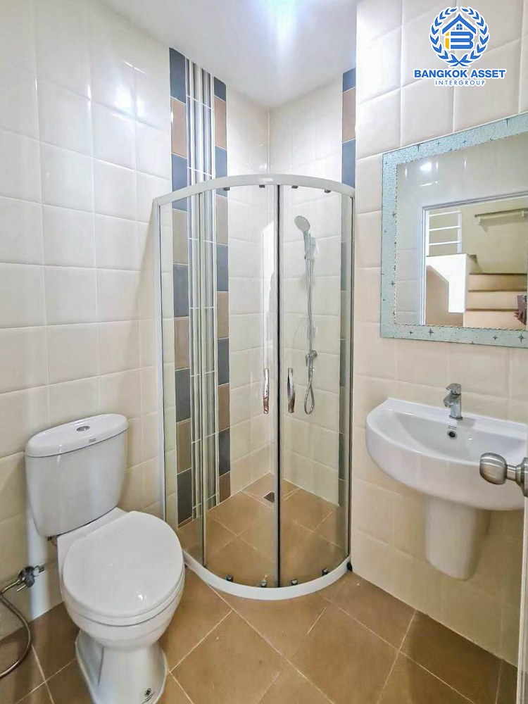 *****ทาวน์เฮ้าส์มือสอง โครงการ โกลเด้นทาวน์2 สุขสวัสดิ์ เนื้อที่กว้าง 21.20 ตร.ว. ฟังก์ชัน 4 ห้องนอน 3 ห้องน้ำ 2 ที่จอดรถ บนทำเลเดินทางสะดวก เชื่อมต่อถนนพุทธบูชา ถนนเลียบใต้ทางด่วน ถนนจอมทอง ใกล้รถไฟฟ้าสายสีม่วง "สถานีบางประกอก" และจุดขึ้นทางพิเศษเฉลิมมหานคร