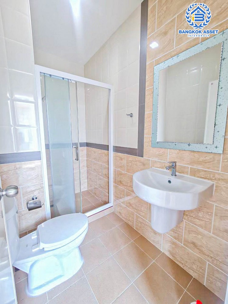 *****ทาวน์เฮ้าส์มือสอง โครงการ โกลเด้นทาวน์2 สุขสวัสดิ์ เนื้อที่กว้าง 21.20 ตร.ว. ฟังก์ชัน 4 ห้องนอน 3 ห้องน้ำ 2 ที่จอดรถ บนทำเลเดินทางสะดวก เชื่อมต่อถนนพุทธบูชา ถนนเลียบใต้ทางด่วน ถนนจอมทอง ใกล้รถไฟฟ้าสายสีม่วง "สถานีบางประกอก" และจุดขึ้นทางพิเศษเฉลิมมหานคร