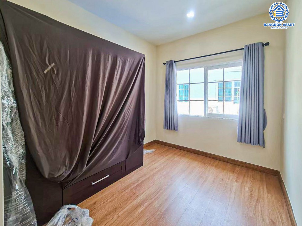 *****ทาวน์เฮ้าส์มือสอง โครงการ โกลเด้นทาวน์2 สุขสวัสดิ์ เนื้อที่กว้าง 21.20 ตร.ว. ฟังก์ชัน 4 ห้องนอน 3 ห้องน้ำ 2 ที่จอดรถ บนทำเลเดินทางสะดวก เชื่อมต่อถนนพุทธบูชา ถนนเลียบใต้ทางด่วน ถนนจอมทอง ใกล้รถไฟฟ้าสายสีม่วง "สถานีบางประกอก" และจุดขึ้นทางพิเศษเฉลิมมหานคร