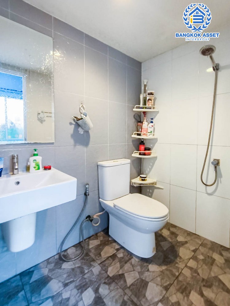 ทาวน์เฮ้าส์มือสอง โครงการ พฤกษาไพร์ม สถานีรถไฟฟ้าบางพลู-ราชพฤกษ์ เนื้อที่เกือบ 17.80 ตร.ว. ฟังก์ชัน 3 ห้องนอน 2 ห้องน้ำ 1 ที่จอดรถ ภายในสภาพดีมาก แถมฟรี! เครื่องปรับอากาศ บนทำเลเดินทางสะดวก ใกล้รถไฟฟ้าสายสีม่วง "สถานีบางพลู" และจุดขึ้นทางด่วน "ศรีรัช"