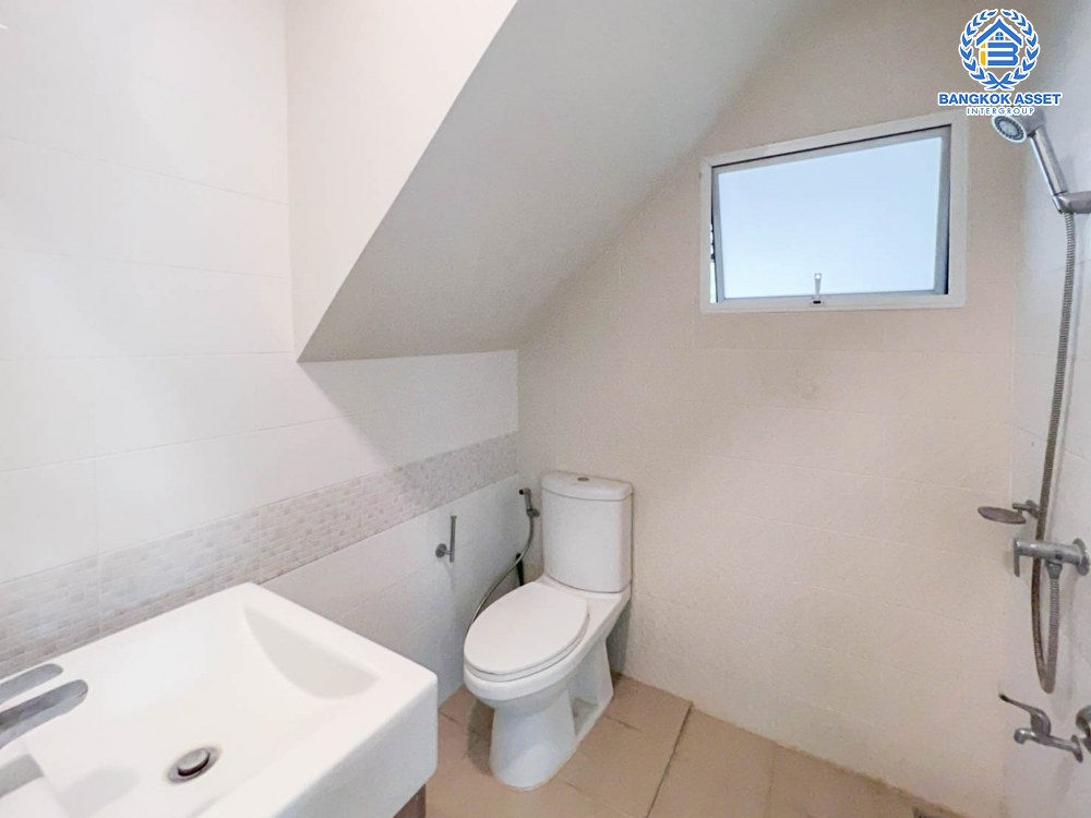 *****บ้านแฝดมือสอง โครงการ เพอร์เฟคพาร์ค ชัยพฤกษ์-แจ้งวัฒนะ หลังมุม เนื้อที่ 44.1 ตร.ว. ฟังก์ชัน 3 ห้องนอน 3 ห้องน้ำ 2 ที่จอดรถ บ้านสวยพร้อมอยู่ บรรยากาศโครงการเป็นส่วนตัว บนทำเลศักยภาพเชื่อมต่อแจ้งวัฒนะ ใช้เวลาเพียง 5 นาทีก็ถึงรถไฟฟ้าสายสีชมพู "สถานีปากเกร็ด"และทางด่วน "ศรีรัช"