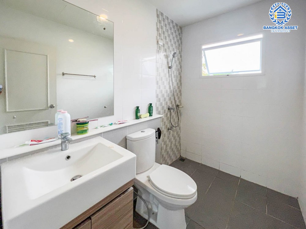 *****บ้านแฝดมือสอง โครงการ เพอร์เฟคพาร์ค ชัยพฤกษ์-แจ้งวัฒนะ หลังมุม เนื้อที่ 44.1 ตร.ว. ฟังก์ชัน 3 ห้องนอน 3 ห้องน้ำ 2 ที่จอดรถ บ้านสวยพร้อมอยู่ บรรยากาศโครงการเป็นส่วนตัว บนทำเลศักยภาพเชื่อมต่อแจ้งวัฒนะ ใช้เวลาเพียง 5 นาทีก็ถึงรถไฟฟ้าสายสีชมพู "สถานีปากเกร็ด"และทางด่วน "ศรีรัช"