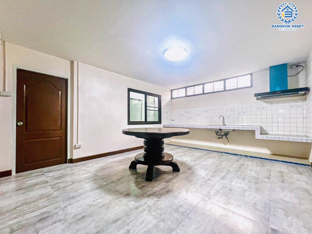 *****บ้านเดี่ยวมือสอง โครงการ เมืองทองนิเวศน์1 แจ้งวัฒนะ เนื้อที่ 50 ตร.ว. ฟังก์ชัน 4 ห้องนอน 2 ห้องน้ำ 4 ที่จอดรถ รีโนเวทใหม่พร้อมอยู่ บนทำเลเดินทางสะดวก เชื่อมต่อถนนแจ้งวัฒนะ ถนนติวานนท์ ถนนศรีสมาน ใกล้โครงการรถไฟฟ้าสายสีชมพู "สถานีแจ้งวัฒนะ14" และจุดขึ้นทางด่วน "แจ้งวัฒนะ" จองเลย!