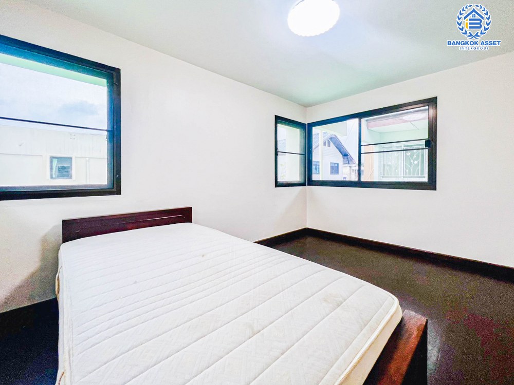 *****บ้านเดี่ยวมือสอง โครงการ เมืองทองนิเวศน์1 แจ้งวัฒนะ เนื้อที่ 50 ตร.ว. ฟังก์ชัน 4 ห้องนอน 2 ห้องน้ำ 4 ที่จอดรถ รีโนเวทใหม่พร้อมอยู่ บนทำเลเดินทางสะดวก เชื่อมต่อถนนแจ้งวัฒนะ ถนนติวานนท์ ถนนศรีสมาน ใกล้โครงการรถไฟฟ้าสายสีชมพู "สถานีแจ้งวัฒนะ14" และจุดขึ้นทางด่วน "แจ้งวัฒนะ" จองเลย!