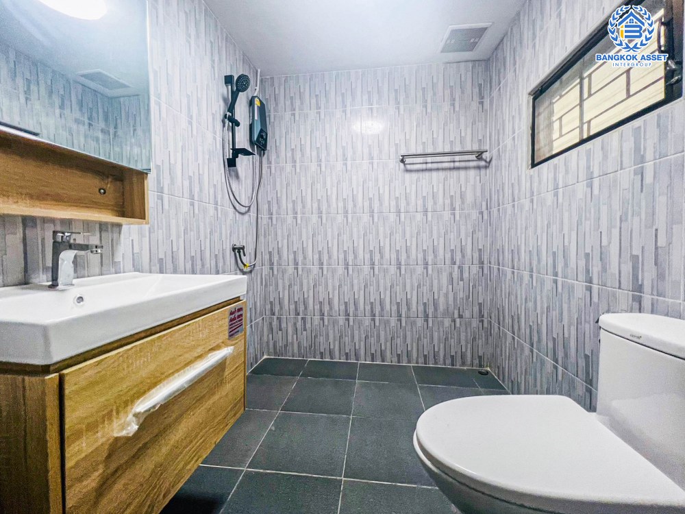 *****บ้านเดี่ยวมือสอง โครงการ เมืองทองนิเวศน์1 แจ้งวัฒนะ เนื้อที่ 50 ตร.ว. ฟังก์ชัน 4 ห้องนอน 2 ห้องน้ำ 4 ที่จอดรถ รีโนเวทใหม่พร้อมอยู่ บนทำเลเดินทางสะดวก เชื่อมต่อถนนแจ้งวัฒนะ ถนนติวานนท์ ถนนศรีสมาน ใกล้โครงการรถไฟฟ้าสายสีชมพู "สถานีแจ้งวัฒนะ14" และจุดขึ้นทางด่วน "แจ้งวัฒนะ" จองเลย!