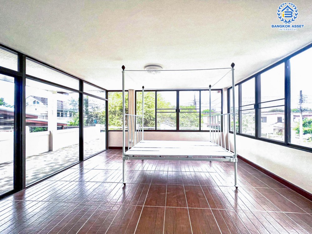 *****บ้านเดี่ยวมือสอง โครงการ เมืองทองนิเวศน์1 แจ้งวัฒนะ เนื้อที่ 50 ตร.ว. ฟังก์ชัน 4 ห้องนอน 2 ห้องน้ำ 4 ที่จอดรถ รีโนเวทใหม่พร้อมอยู่ บนทำเลเดินทางสะดวก เชื่อมต่อถนนแจ้งวัฒนะ ถนนติวานนท์ ถนนศรีสมาน ใกล้โครงการรถไฟฟ้าสายสีชมพู "สถานีแจ้งวัฒนะ14" และจุดขึ้นทางด่วน "แจ้งวัฒนะ" จองเลย!