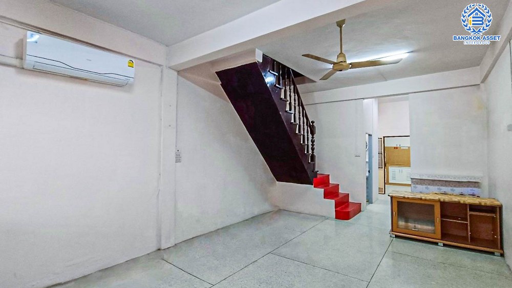 ทาวน์เฮ้าส์มือสอง โครงการ สุขสันต์2 เพชรเกษม เนื้อที่ 18 ตร.ว. ฟังก์ชัน 2 ห้องนอน 2 ห้องน้ำ 1 ที่จอดรถ ภายในสภาพดีมาก พร้อมเข้าอยู่ โครงการอยู่บนทำเลเดินทางสะดวก เชื่อมต่อถนนเพชรเกษม ถนนพุทธมณฑลสาย2 ใกล้โครงการรถไฟฟ้าสายสีน้ำเงิน "สถานีหลักสอง"