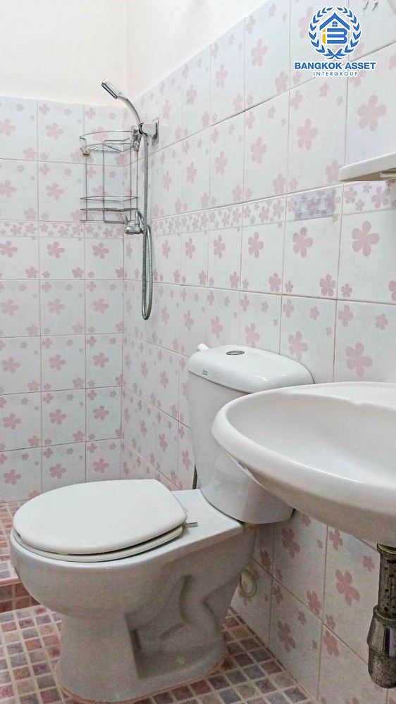 ทาวน์เฮ้าส์มือสอง โครงการ สุขสันต์2 เพชรเกษม เนื้อที่ 18 ตร.ว. ฟังก์ชัน 2 ห้องนอน 2 ห้องน้ำ 1 ที่จอดรถ ภายในสภาพดีมาก พร้อมเข้าอยู่ โครงการอยู่บนทำเลเดินทางสะดวก เชื่อมต่อถนนเพชรเกษม ถนนพุทธมณฑลสาย2 ใกล้โครงการรถไฟฟ้าสายสีน้ำเงิน "สถานีหลักสอง"