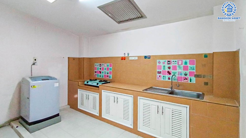 ทาวน์เฮ้าส์มือสอง โครงการ สุขสันต์2 เพชรเกษม เนื้อที่ 18 ตร.ว. ฟังก์ชัน 2 ห้องนอน 2 ห้องน้ำ 1 ที่จอดรถ ภายในสภาพดีมาก พร้อมเข้าอยู่ โครงการอยู่บนทำเลเดินทางสะดวก เชื่อมต่อถนนเพชรเกษม ถนนพุทธมณฑลสาย2 ใกล้โครงการรถไฟฟ้าสายสีน้ำเงิน "สถานีหลักสอง"