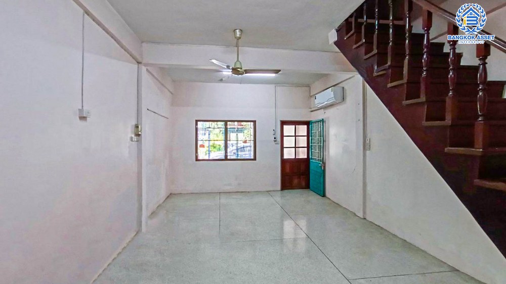 ทาวน์เฮ้าส์มือสอง โครงการ สุขสันต์2 เพชรเกษม เนื้อที่ 18 ตร.ว. ฟังก์ชัน 2 ห้องนอน 2 ห้องน้ำ 1 ที่จอดรถ ภายในสภาพดีมาก พร้อมเข้าอยู่ โครงการอยู่บนทำเลเดินทางสะดวก เชื่อมต่อถนนเพชรเกษม ถนนพุทธมณฑลสาย2 ใกล้โครงการรถไฟฟ้าสายสีน้ำเงิน "สถานีหลักสอง"