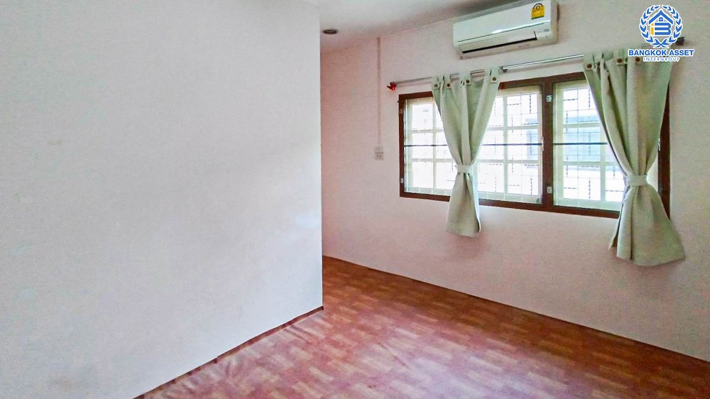 ทาวน์เฮ้าส์มือสอง โครงการ สุขสันต์2 เพชรเกษม เนื้อที่ 18 ตร.ว. ฟังก์ชัน 2 ห้องนอน 2 ห้องน้ำ 1 ที่จอดรถ ภายในสภาพดีมาก พร้อมเข้าอยู่ โครงการอยู่บนทำเลเดินทางสะดวก เชื่อมต่อถนนเพชรเกษม ถนนพุทธมณฑลสาย2 ใกล้โครงการรถไฟฟ้าสายสีน้ำเงิน "สถานีหลักสอง"