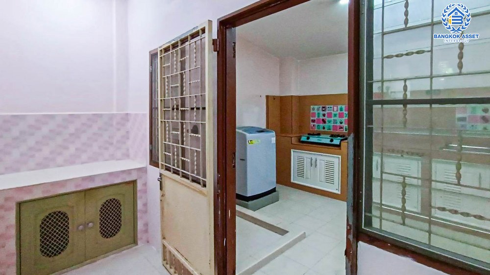 ทาวน์เฮ้าส์มือสอง โครงการ สุขสันต์2 เพชรเกษม เนื้อที่ 18 ตร.ว. ฟังก์ชัน 2 ห้องนอน 2 ห้องน้ำ 1 ที่จอดรถ ภายในสภาพดีมาก พร้อมเข้าอยู่ โครงการอยู่บนทำเลเดินทางสะดวก เชื่อมต่อถนนเพชรเกษม ถนนพุทธมณฑลสาย2 ใกล้โครงการรถไฟฟ้าสายสีน้ำเงิน "สถานีหลักสอง"