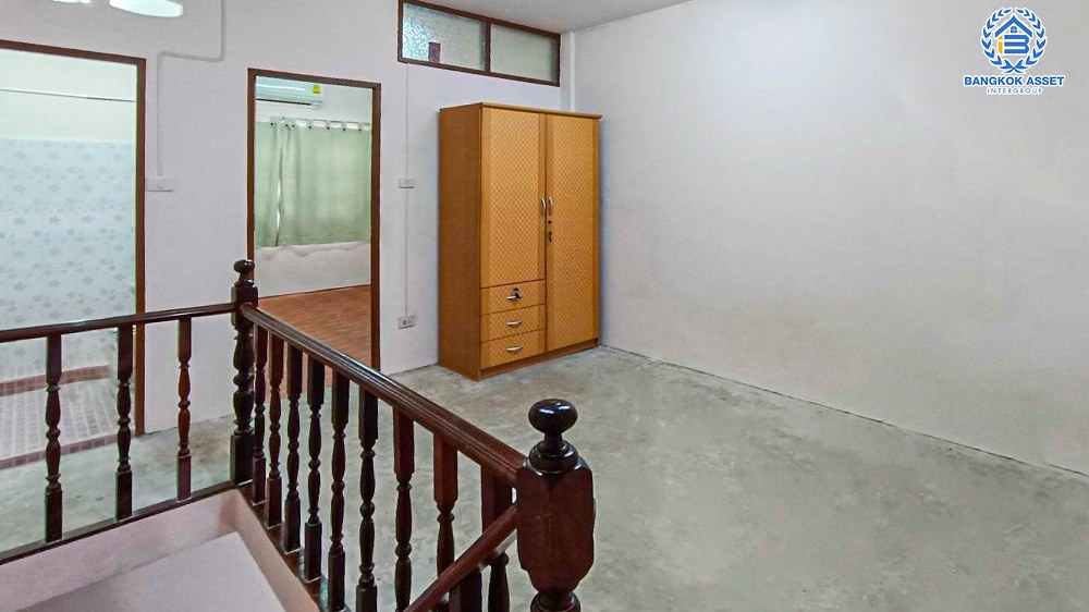 ทาวน์เฮ้าส์มือสอง โครงการ สุขสันต์2 เพชรเกษม เนื้อที่ 18 ตร.ว. ฟังก์ชัน 2 ห้องนอน 2 ห้องน้ำ 1 ที่จอดรถ ภายในสภาพดีมาก พร้อมเข้าอยู่ โครงการอยู่บนทำเลเดินทางสะดวก เชื่อมต่อถนนเพชรเกษม ถนนพุทธมณฑลสาย2 ใกล้โครงการรถไฟฟ้าสายสีน้ำเงิน "สถานีหลักสอง"