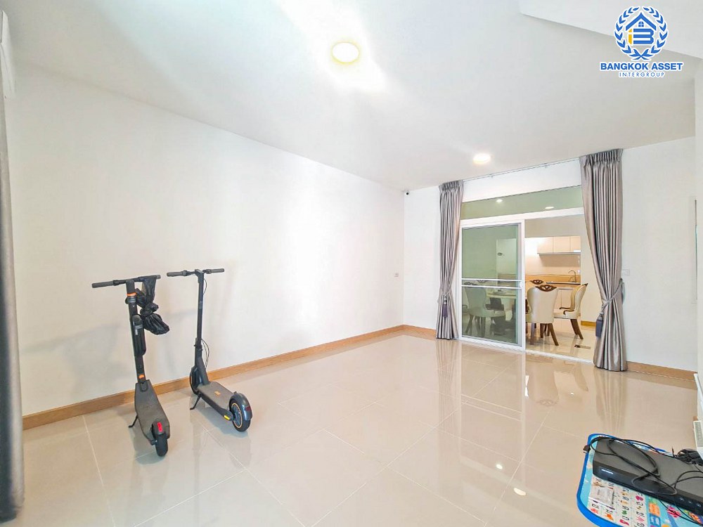 *****ทาวน์เฮ้าส์มือสอง โครงการ คาซ่าซิตี้ กัลปพฤกษ์-สาทร เนื้อที่กว้าง 23 ตร.ว. ฟังก์ชัน 3 ห้องนอน 2 ห้องน้ำ 2 ที่จอดรถ แถมฟรี! เครื่องปรับอากาศ ภายในสภาพดีเยี่ยม ตั้งบนทำเลเดินทางสะดวก เชื่อมต่อถนนกัลปพฤกษ์ ถนนราชพฤกษ์ ถนนสาทร ใกล้รถไฟฟ้าสายสีน้ำเงิน "สถานีบางหว้า" และจุดขึ้นทางด่วน "ศรีรัช"