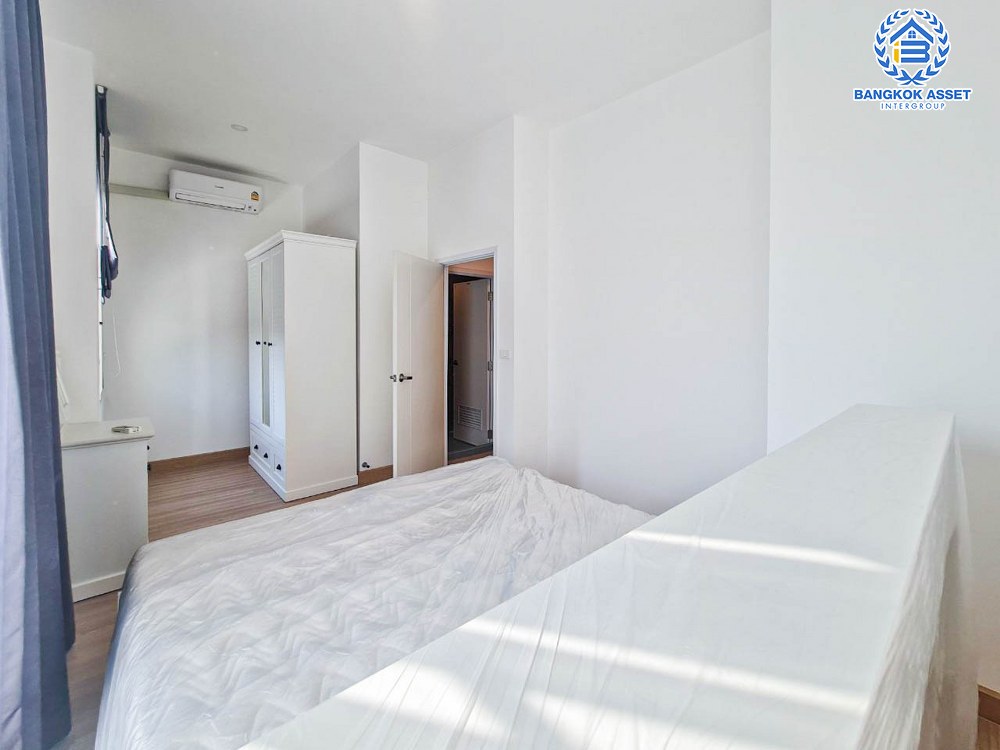 *****ทาวน์เฮ้าส์มือสอง โครงการ คาซ่าซิตี้ กัลปพฤกษ์-สาทร เนื้อที่กว้าง 23 ตร.ว. ฟังก์ชัน 3 ห้องนอน 2 ห้องน้ำ 2 ที่จอดรถ แถมฟรี! เครื่องปรับอากาศ ภายในสภาพดีเยี่ยม ตั้งบนทำเลเดินทางสะดวก เชื่อมต่อถนนกัลปพฤกษ์ ถนนราชพฤกษ์ ถนนสาทร ใกล้รถไฟฟ้าสายสีน้ำเงิน "สถานีบางหว้า" และจุดขึ้นทางด่วน "ศรีรัช"