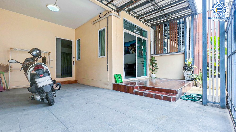 *****ทาวน์เฮ้าส์มือสองนนทบุรี หมู่บ้าน นนท์ณิชา บางใหญ่ เนื้อที่กว้างเกือบ 22 ตร.ว. ฟังก์ชัน 3 ห้องนอน 2 ห้องน้ำ 1 ที่จอดรถ แถมฟรี! เครื่องปรับอากาศ เครื่องทำน้ำอุ่น บนทำเลศักยภาพ เชื่อมต่อ ถ.กาญจนาภิเษก ใกล้รถไฟฟ้าสายสีม่วง "สถานีตลาดบางใหญ่" และทางด่วน "ศรีรัช" ราคาสุดคุ้ม!