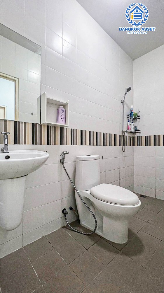 *****ทาวน์เฮ้าส์มือสองนนทบุรี หมู่บ้าน นนท์ณิชา บางใหญ่ เนื้อที่กว้างเกือบ 22 ตร.ว. ฟังก์ชัน 3 ห้องนอน 2 ห้องน้ำ 1 ที่จอดรถ แถมฟรี! เครื่องปรับอากาศ เครื่องทำน้ำอุ่น บนทำเลศักยภาพ เชื่อมต่อ ถ.กาญจนาภิเษก ใกล้รถไฟฟ้าสายสีม่วง "สถานีตลาดบางใหญ่" และทางด่วน "ศรีรัช" ราคาสุดคุ้ม!