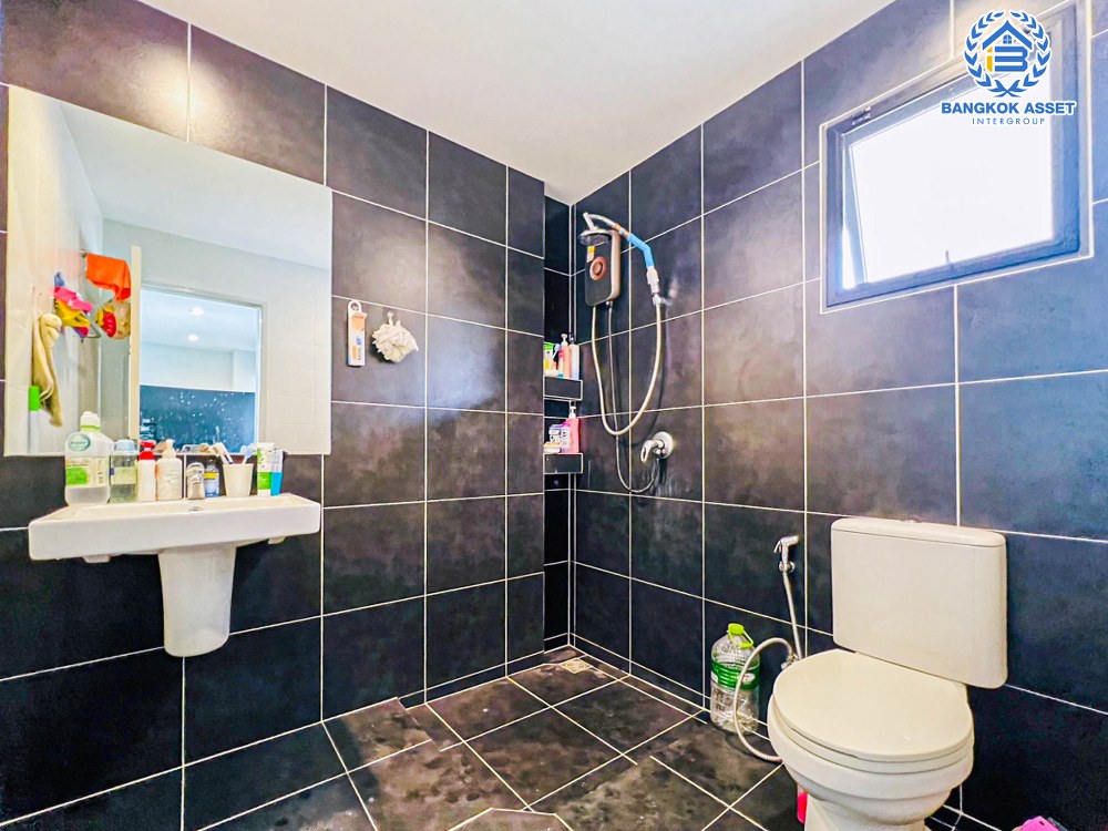 *****ทาวน์เฮ้าส์มือสอง โครงการ เวิร์ฟ เพชรเกษม81 เนื้อที่ 29.20 ตร.ว. ฟังก์ชัน 4 ห้องนอน 3 ห้องน้ำ 2 ที่จอดรถ แถมฟรี! เครื่องปรับอากาศ พร้อม Digital Door Lock บนทำเลเดินทางสะดวก เชื่อมต่อถนนเพชรเกษม ถนนพุทธิสาคร ใกล้รถไฟฟ้าสายสีสีน้ำเงิน(ส่วนต่อขยาย) "สถานีพุทธมณฑลสาย4"