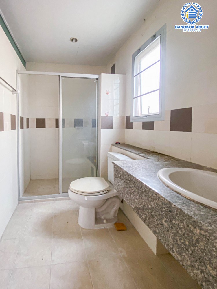 *****ทาวน์โฮมมือสองนนทบุรี หมู่บ้าน ศุภาลัยวิลล์ วงศ์สว่าง หลังมุม! เนื้อที่กว้างขวางถึง 34 ตร.ว. ฟังก์ชัน 3 ห้องนอน 3 ห้องน้ำ 3 ที่จอดรถ สภาพแวดล้อมดี บ้านสภาพดี ใกล้รถไฟฟ้าสายสีม่วง "สถานีแยกติวานนท์" เพียงแค่ 5 นาทีเท่านั้น! นอกจากนี้ยังใกล้ทางด่วน "งามวงศ์วาน"