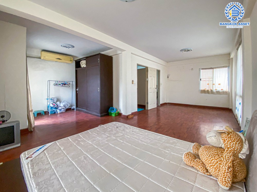 *****ทาวน์โฮมมือสองนนทบุรี หมู่บ้าน ศุภาลัยวิลล์ วงศ์สว่าง หลังมุม! เนื้อที่กว้างขวางถึง 34 ตร.ว. ฟังก์ชัน 3 ห้องนอน 3 ห้องน้ำ 3 ที่จอดรถ สภาพแวดล้อมดี บ้านสภาพดี ใกล้รถไฟฟ้าสายสีม่วง "สถานีแยกติวานนท์" เพียงแค่ 5 นาทีเท่านั้น! นอกจากนี้ยังใกล้ทางด่วน "งามวงศ์วาน"