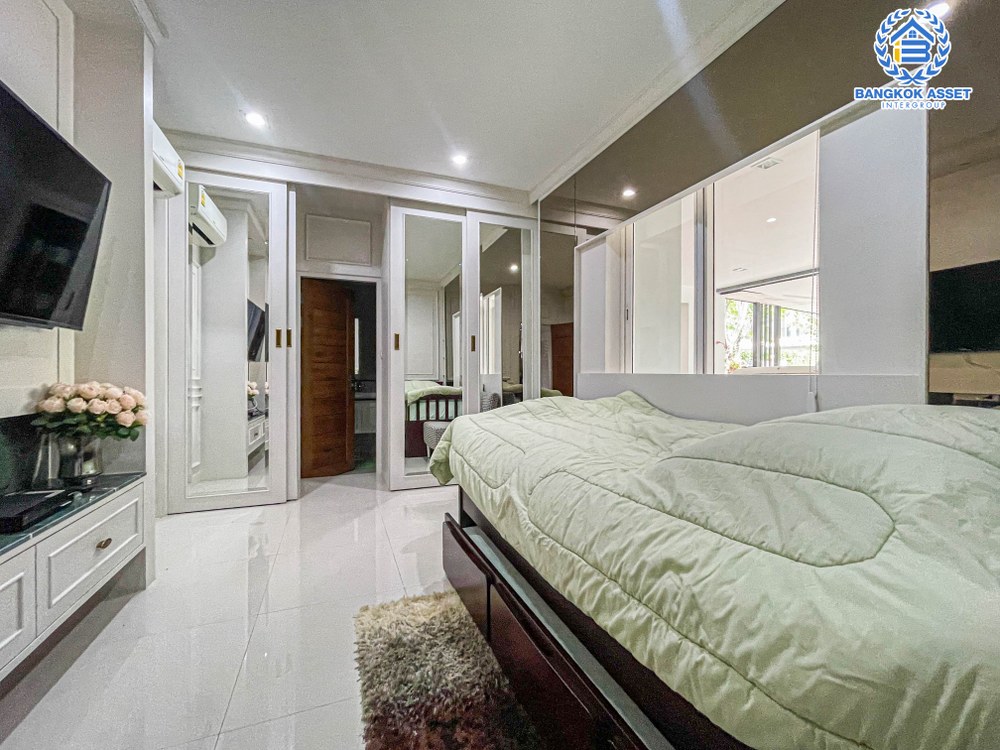 *****บ้านเดี่ยวมือสอง โครงการ เดอะแกรนด์ ปิ่นเกล้า หลังมุม เนื้อที่ 130.40 ตร.ว. ฟังก์ชัน 5 ห้องนอน 6 ห้องน้ำ 2 ที่จอดรถ ภายในสภาพดีเยี่ยม พร้อมเข้าอยู่ การเดินทางสะดวก เชื่อมต่อถนนปิ่นเกล้า-บรมราชชนนี ถนนพุทธมาธมณฑลสาย4 เติมเต็มไลฟ์สไตล์ให้มากขึ้นด้วยทำเลใกล้เซ็นทรัลปิ่นเกล้า