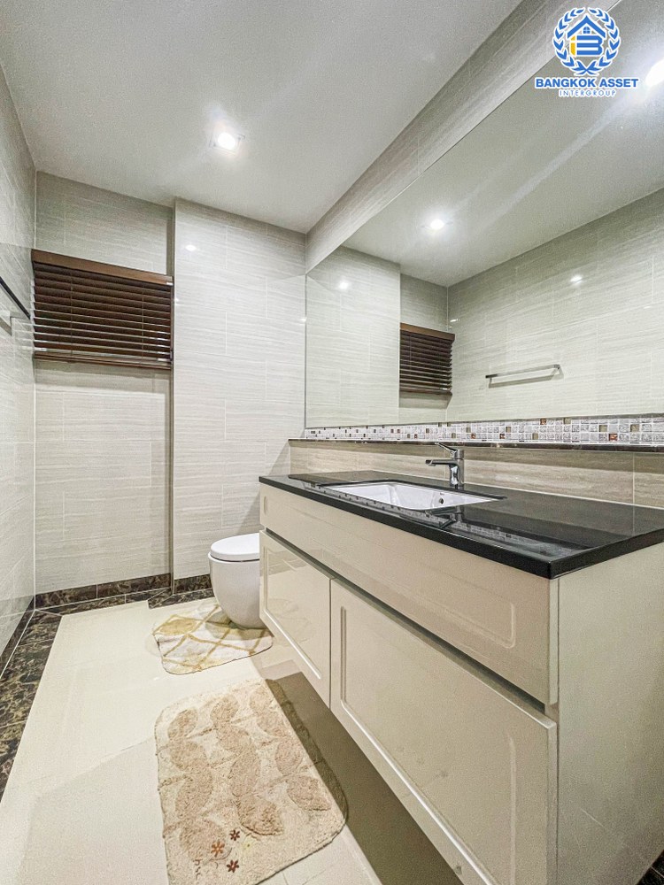 *****บ้านเดี่ยวมือสอง โครงการ เดอะแกรนด์ ปิ่นเกล้า หลังมุม เนื้อที่ 130.40 ตร.ว. ฟังก์ชัน 5 ห้องนอน 6 ห้องน้ำ 2 ที่จอดรถ ภายในสภาพดีเยี่ยม พร้อมเข้าอยู่ การเดินทางสะดวก เชื่อมต่อถนนปิ่นเกล้า-บรมราชชนนี ถนนพุทธมาธมณฑลสาย4 เติมเต็มไลฟ์สไตล์ให้มากขึ้นด้วยทำเลใกล้เซ็นทรัลปิ่นเกล้า