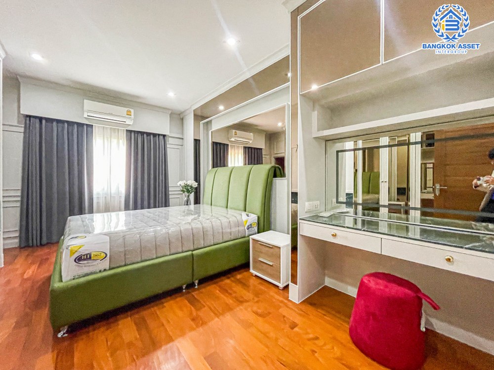 *****บ้านเดี่ยวมือสอง โครงการ เดอะแกรนด์ ปิ่นเกล้า หลังมุม เนื้อที่ 130.40 ตร.ว. ฟังก์ชัน 5 ห้องนอน 6 ห้องน้ำ 2 ที่จอดรถ ภายในสภาพดีเยี่ยม พร้อมเข้าอยู่ การเดินทางสะดวก เชื่อมต่อถนนปิ่นเกล้า-บรมราชชนนี ถนนพุทธมาธมณฑลสาย4 เติมเต็มไลฟ์สไตล์ให้มากขึ้นด้วยทำเลใกล้เซ็นทรัลปิ่นเกล้า