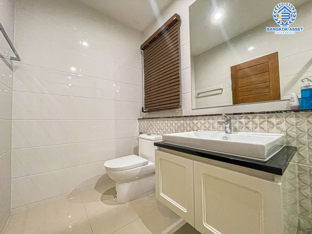 *****บ้านเดี่ยวมือสอง โครงการ เดอะแกรนด์ ปิ่นเกล้า หลังมุม เนื้อที่ 130.40 ตร.ว. ฟังก์ชัน 5 ห้องนอน 6 ห้องน้ำ 2 ที่จอดรถ ภายในสภาพดีเยี่ยม พร้อมเข้าอยู่ การเดินทางสะดวก เชื่อมต่อถนนปิ่นเกล้า-บรมราชชนนี ถนนพุทธมาธมณฑลสาย4 เติมเต็มไลฟ์สไตล์ให้มากขึ้นด้วยทำเลใกล้เซ็นทรัลปิ่นเกล้า