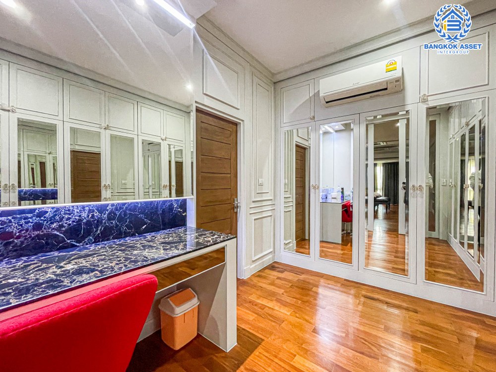 *****บ้านเดี่ยวมือสอง โครงการ เดอะแกรนด์ ปิ่นเกล้า หลังมุม เนื้อที่ 130.40 ตร.ว. ฟังก์ชัน 5 ห้องนอน 6 ห้องน้ำ 2 ที่จอดรถ ภายในสภาพดีเยี่ยม พร้อมเข้าอยู่ การเดินทางสะดวก เชื่อมต่อถนนปิ่นเกล้า-บรมราชชนนี ถนนพุทธมาธมณฑลสาย4 เติมเต็มไลฟ์สไตล์ให้มากขึ้นด้วยทำเลใกล้เซ็นทรัลปิ่นเกล้า