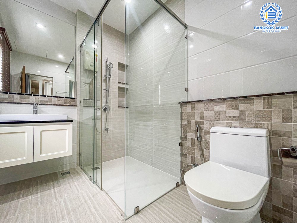 *****บ้านเดี่ยวมือสอง โครงการ เดอะแกรนด์ ปิ่นเกล้า หลังมุม เนื้อที่ 130.40 ตร.ว. ฟังก์ชัน 5 ห้องนอน 6 ห้องน้ำ 2 ที่จอดรถ ภายในสภาพดีเยี่ยม พร้อมเข้าอยู่ การเดินทางสะดวก เชื่อมต่อถนนปิ่นเกล้า-บรมราชชนนี ถนนพุทธมาธมณฑลสาย4 เติมเต็มไลฟ์สไตล์ให้มากขึ้นด้วยทำเลใกล้เซ็นทรัลปิ่นเกล้า