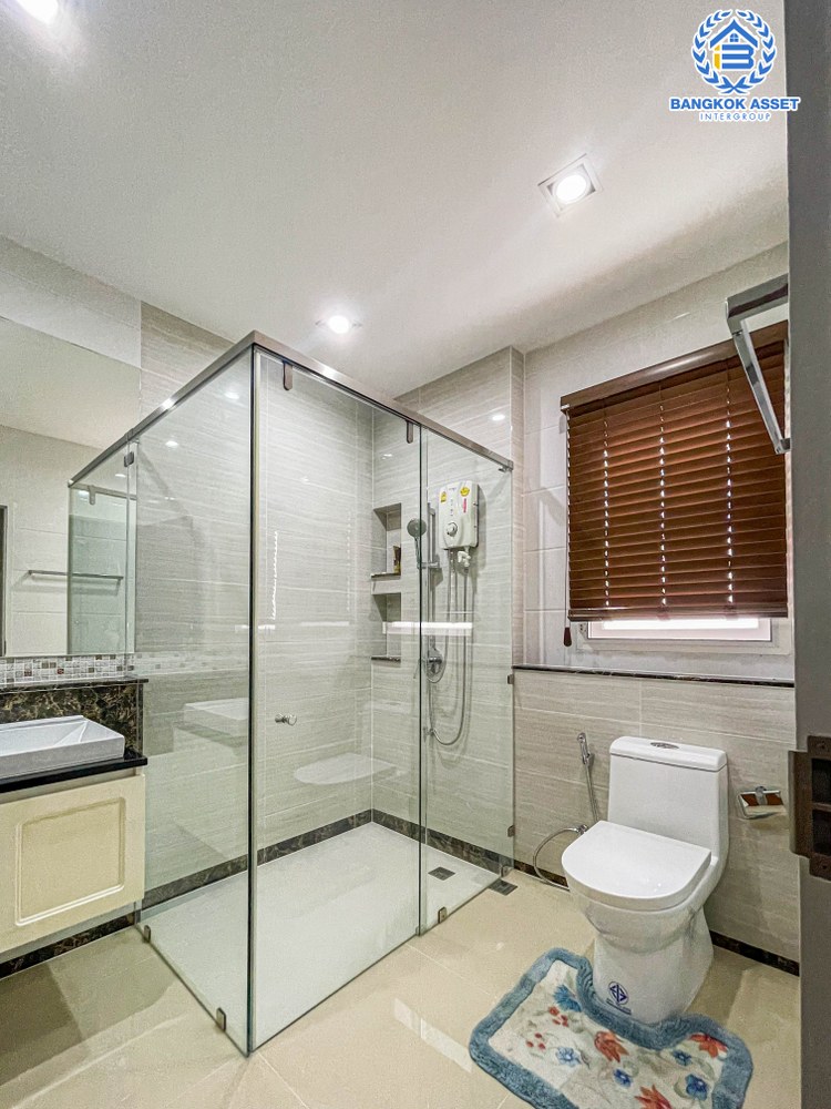 *****บ้านเดี่ยวมือสอง โครงการ เดอะแกรนด์ ปิ่นเกล้า หลังมุม เนื้อที่ 130.40 ตร.ว. ฟังก์ชัน 5 ห้องนอน 6 ห้องน้ำ 2 ที่จอดรถ ภายในสภาพดีเยี่ยม พร้อมเข้าอยู่ การเดินทางสะดวก เชื่อมต่อถนนปิ่นเกล้า-บรมราชชนนี ถนนพุทธมาธมณฑลสาย4 เติมเต็มไลฟ์สไตล์ให้มากขึ้นด้วยทำเลใกล้เซ็นทรัลปิ่นเกล้า