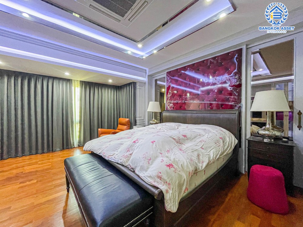 *****บ้านเดี่ยวมือสอง โครงการ เดอะแกรนด์ ปิ่นเกล้า หลังมุม เนื้อที่ 130.40 ตร.ว. ฟังก์ชัน 5 ห้องนอน 6 ห้องน้ำ 2 ที่จอดรถ ภายในสภาพดีเยี่ยม พร้อมเข้าอยู่ การเดินทางสะดวก เชื่อมต่อถนนปิ่นเกล้า-บรมราชชนนี ถนนพุทธมาธมณฑลสาย4 เติมเต็มไลฟ์สไตล์ให้มากขึ้นด้วยทำเลใกล้เซ็นทรัลปิ่นเกล้า