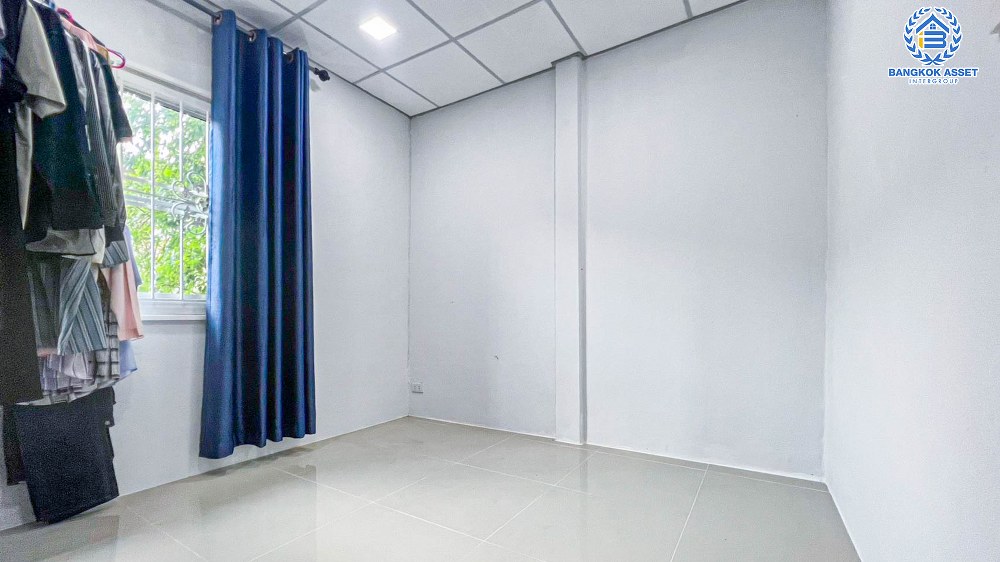 *****ทาวน์เฮ้าส์มือสองนนทบุรี หมู่บ้าน นันทิชา3 กาญจนาภิเษก เนื้อที่ 16 ตร.ว. ฟังก์ชัน 3 ห้องนอน 2 ห้องน้ำ 1 ที่จอดรถ บ้านสภาพสวย บนทำเลศักยภาพ เชื่อมต่อถนนกาญจนาภิเษก, ถนนบ้านกล้วย-ไทรน้อย, ถนนชัยพฤกษ์ ใกล้รถไฟฟ้าสายสีม่วง "สถานีคลองบางไผ่" จองด่วน!