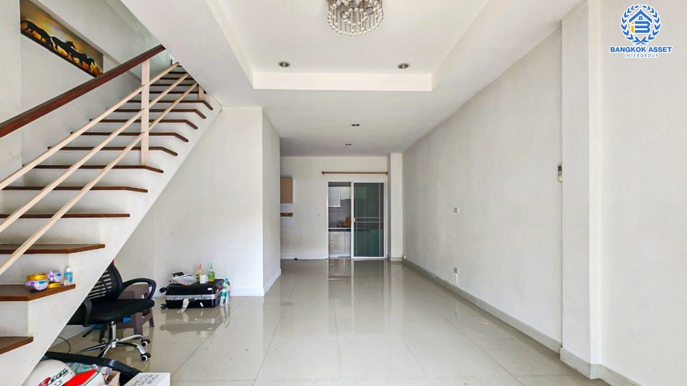 *****ทาวน์เฮ้าส์มือสอง โครงการ ลาดพร้าว110 ลาดพร้าว เนื้อที่ 16.40 ตร.ว. ฟังก์ชัน 3 ห้องนอน 3 ห้องน้ำ 1 ที่จอดรถ ฟรี! เครื่องปรับอากาศ บนทำเลเดินทางสะดวก เชื่อมต่อถนนลาดพร้าว ถนนนวมินทร์ ใกล้รถไฟฟ้าสายสีเหลือง "สถานีบางกะปิ" และจุดขึ้นทางด่วน "เลียบด่วนรามอินทรา"