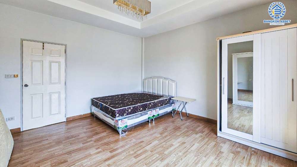 *****ทาวน์เฮ้าส์มือสอง โครงการ ลาดพร้าว110 ลาดพร้าว เนื้อที่ 16.40 ตร.ว. ฟังก์ชัน 3 ห้องนอน 3 ห้องน้ำ 1 ที่จอดรถ ฟรี! เครื่องปรับอากาศ บนทำเลเดินทางสะดวก เชื่อมต่อถนนลาดพร้าว ถนนนวมินทร์ ใกล้รถไฟฟ้าสายสีเหลือง "สถานีบางกะปิ" และจุดขึ้นทางด่วน "เลียบด่วนรามอินทรา"