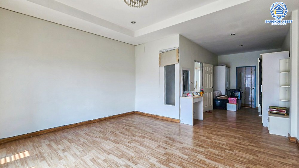 *****ทาวน์เฮ้าส์มือสอง โครงการ ลาดพร้าว110 ลาดพร้าว เนื้อที่ 16.40 ตร.ว. ฟังก์ชัน 3 ห้องนอน 3 ห้องน้ำ 1 ที่จอดรถ ฟรี! เครื่องปรับอากาศ บนทำเลเดินทางสะดวก เชื่อมต่อถนนลาดพร้าว ถนนนวมินทร์ ใกล้รถไฟฟ้าสายสีเหลือง "สถานีบางกะปิ" และจุดขึ้นทางด่วน "เลียบด่วนรามอินทรา"