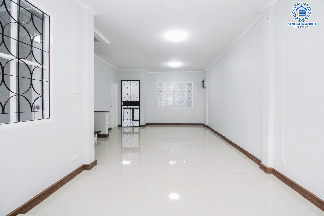 *****ทาวน์เฮ้าส์มือสองนนทบุรี โครงการ บุศรินทร์ กาญจนาภิเษก เนื้อที่กว้าง 20.6 ตร.ว. ฟังก์ชัน 3 ห้องนอน 2 ห้องน้ำ 1 ที่จอดรถ บ้านพร้อมอยู่ บนทำเลเดินทางสะดวก เชื่อมต่อถนนกาญจณาภิเษก ใกล้รถไฟฟ้าสายสีม่วง "สถานีคลองบางไผ่" และทางด่วน "ศรีรัช"