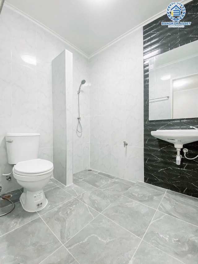 *****ทาวน์เฮ้าส์มือสองนนทบุรี โครงการ บุศรินทร์ กาญจนาภิเษก เนื้อที่กว้าง 20.6 ตร.ว. ฟังก์ชัน 3 ห้องนอน 2 ห้องน้ำ 1 ที่จอดรถ บ้านพร้อมอยู่ บนทำเลเดินทางสะดวก เชื่อมต่อถนนกาญจณาภิเษก ใกล้รถไฟฟ้าสายสีม่วง "สถานีคลองบางไผ่" และทางด่วน "ศรีรัช"