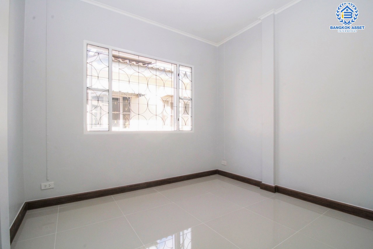 *****ทาวน์เฮ้าส์มือสองนนทบุรี โครงการ บุศรินทร์ กาญจนาภิเษก เนื้อที่กว้าง 20.6 ตร.ว. ฟังก์ชัน 3 ห้องนอน 2 ห้องน้ำ 1 ที่จอดรถ บ้านพร้อมอยู่ บนทำเลเดินทางสะดวก เชื่อมต่อถนนกาญจณาภิเษก ใกล้รถไฟฟ้าสายสีม่วง "สถานีคลองบางไผ่" และทางด่วน "ศรีรัช"