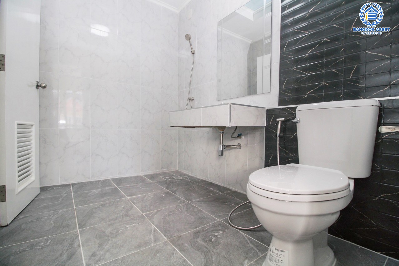 *****ทาวน์เฮ้าส์มือสองนนทบุรี โครงการ บุศรินทร์ กาญจนาภิเษก เนื้อที่กว้าง 20.6 ตร.ว. ฟังก์ชัน 3 ห้องนอน 2 ห้องน้ำ 1 ที่จอดรถ บ้านพร้อมอยู่ บนทำเลเดินทางสะดวก เชื่อมต่อถนนกาญจณาภิเษก ใกล้รถไฟฟ้าสายสีม่วง "สถานีคลองบางไผ่" และทางด่วน "ศรีรัช"