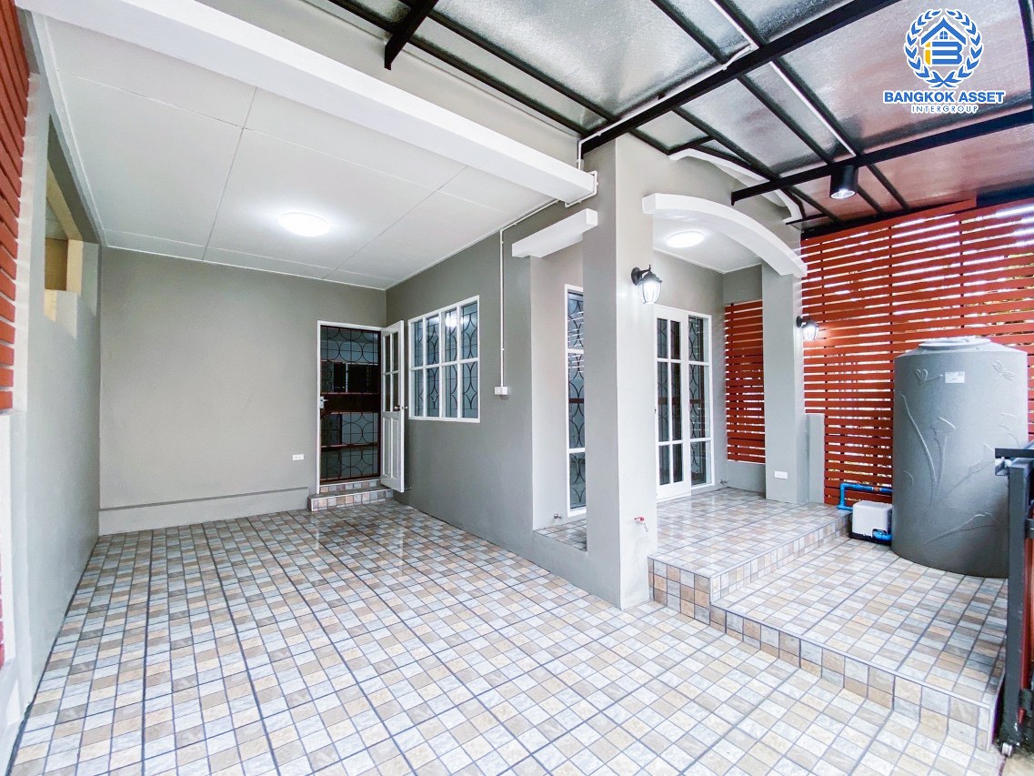 *****ทาวน์เฮ้าส์มือสองนนทบุรี โครงการ บุศรินทร์ กาญจนาภิเษก เนื้อที่กว้าง 20.6 ตร.ว. ฟังก์ชัน 3 ห้องนอน 2 ห้องน้ำ 1 ที่จอดรถ บ้านพร้อมอยู่ บนทำเลเดินทางสะดวก เชื่อมต่อถนนกาญจณาภิเษก ใกล้รถไฟฟ้าสายสีม่วง "สถานีคลองบางไผ่" และทางด่วน "ศรีรัช"