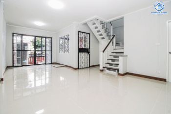 *****ทาวน์เฮ้าส์มือสองนนทบุรี โครงการ บุศรินทร์ กาญจนาภิเษก เนื้อที่กว้าง 20.6 ตร.ว. ฟังก์ชัน 3 ห้องนอน 2 ห้องน้ำ 1 ที่จอดรถ บ้านพร้อมอยู่ บนทำเลเดินทางสะดวก เชื่อมต่อถนนกาญจณาภิเษก ใกล้รถไฟฟ้าสายสีม่วง "สถานีคลองบางไผ่" และทางด่วน "ศรีรัช"