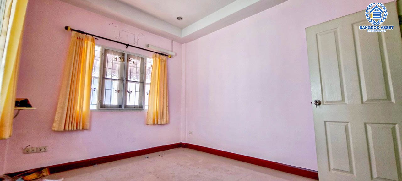 ทาวน์เฮ้าส์มือสองนนทบุรี หมู่บ้าน ศิลปการพาร์ค กาญจนาภิเษก หลังมุม! เนื้อที่กว้าง 20 ตร.ว. ฟังก์ชัน 3 ห้องนอน 2 ห้องน้ำ 1 ที่จอดรถ ต่อเติมเต็ม พร้อมอยู่ บนทำเลติดถนนใหญ่ ใกล้รถไฟฟ้าสายสีม่วง "สถานีคลองบางไผ่" ในราคาสุดคุ้ม จองเลย!