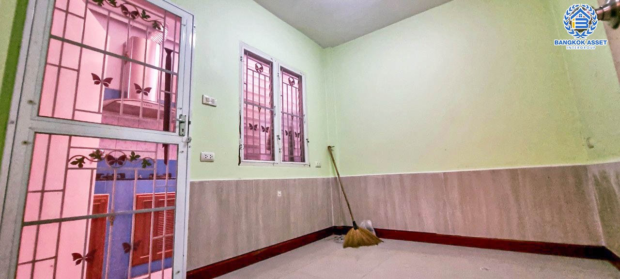 ทาวน์เฮ้าส์มือสองนนทบุรี หมู่บ้าน ศิลปการพาร์ค กาญจนาภิเษก หลังมุม! เนื้อที่กว้าง 20 ตร.ว. ฟังก์ชัน 3 ห้องนอน 2 ห้องน้ำ 1 ที่จอดรถ ต่อเติมเต็ม พร้อมอยู่ บนทำเลติดถนนใหญ่ ใกล้รถไฟฟ้าสายสีม่วง "สถานีคลองบางไผ่" ในราคาสุดคุ้ม จองเลย!