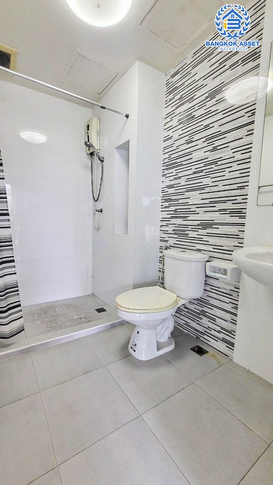 *****คอนโดมือสอง ทำเลติดถนนราชพฤกษ์ คอนโดราชพฤกษ์ บางรักน้อย พื้นที่ใช้สอยกว้าง 31.58 ตร.ม ฟังก์ชัน 1 ห้องนอน 1 ห้องน้ำ 1 ที่จอดรถ ภายในสภาพดีมากพร้อมเข้าอยู่ บนทำเลเดินทางสะดวก เชื่อมต่อถนนบางกรวย-ไทรน้อย ใกล้รถไฟฟ้าสายสีม่วง "สถานีบางรักใหญ่" และจุดขึ้นทางด่วน "ศรีรัช"