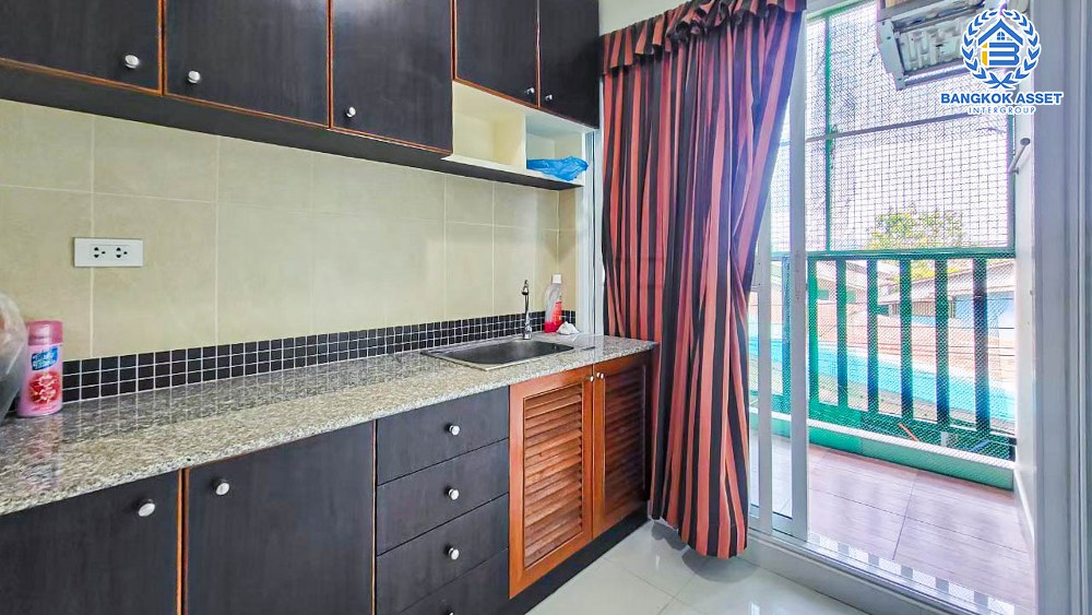 *****คอนโดมือสอง ทำเลติดถนนราชพฤกษ์ คอนโดราชพฤกษ์ บางรักน้อย พื้นที่ใช้สอยกว้าง 31.58 ตร.ม ฟังก์ชัน 1 ห้องนอน 1 ห้องน้ำ 1 ที่จอดรถ ภายในสภาพดีมากพร้อมเข้าอยู่ บนทำเลเดินทางสะดวก เชื่อมต่อถนนบางกรวย-ไทรน้อย ใกล้รถไฟฟ้าสายสีม่วง "สถานีบางรักใหญ่" และจุดขึ้นทางด่วน "ศรีรัช"