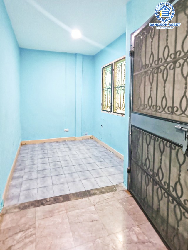 ทาวน์เฮ้าส์มือสองนนทบุรี หมู่บ้าน ลุมพินี บางบัวทอง เนื้อที่ 17 ตร.ว. ฟังก์ชัน 2 ห้องนอน 2 ห้องน้ำ 1 ที่จอดรถ แถมฟรี! 1 เครื่องปรับอากาศ 1 เครื่องทำน้ำอุ่น บนทำเลเดินทางสะดวก เพียง 7 นาทีก็ถึงรถไฟฟ้าสายสีม่วง "สถานีคลองบางไผ่" ใกล้ทางด่วน "ศรีรัช" จองเลย!